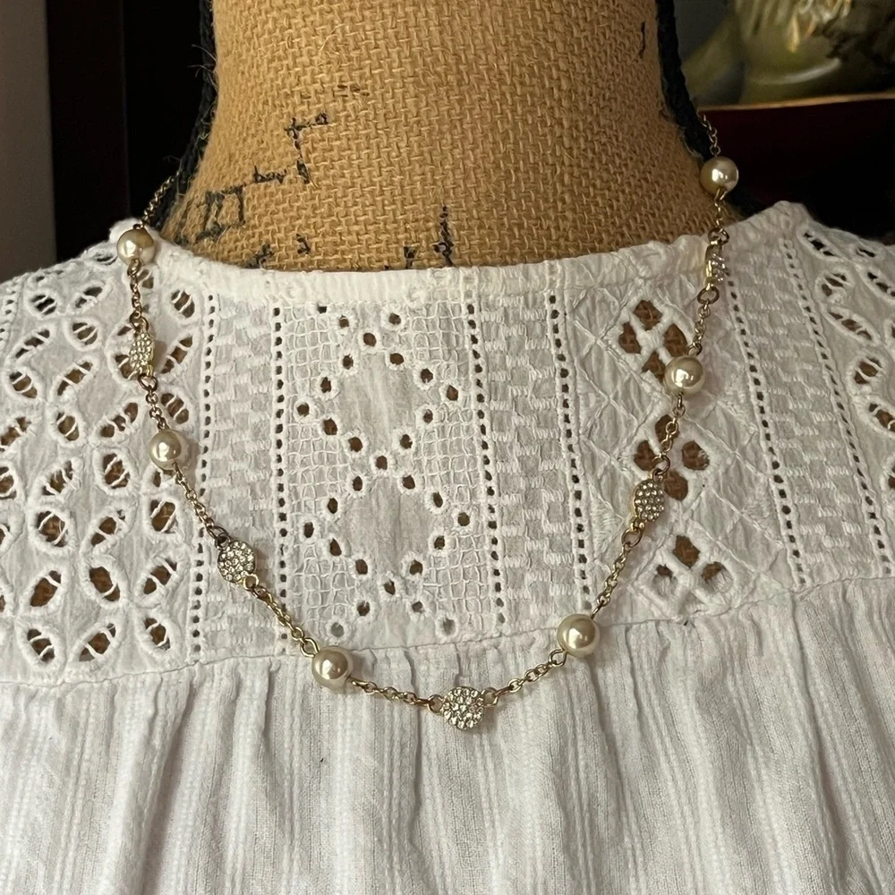 Elegant Gold and Pearl Necklace
